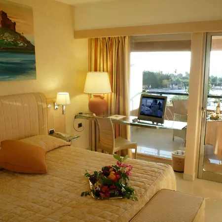 Acacia Parco Dei Leoni Hotel 4*